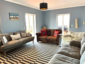 Smart-TV, DVD-Player, Tischtennisplatte