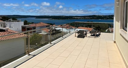 Hopearannikolla huvila yksityisellä uima-altaalla ja merinäköalalla. Täysin lisensoitu kiinteistö.