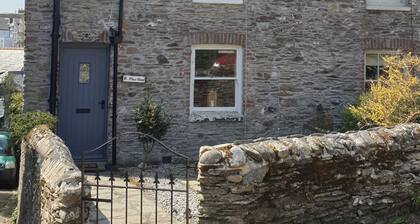 “Cosy Fowey Cottage, Suntrap Garden, Easy Walk to Harbour & Beach, Dog Friendly”