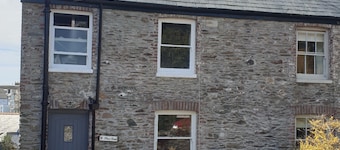 “Cosy Fowey Cottage, Suntrap Garden, Easy Walk to Harbour & Beach, Dog Friendly”