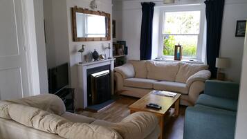 Smart-TV, DVD-Player, Tischfußball, Bücher