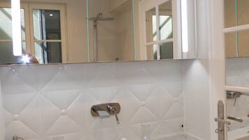 Combined shower/tub, eco-friendly toiletries, hair dryer, towels