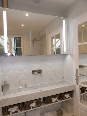 Combined shower/tub, eco-friendly toiletries, hair dryer, towels