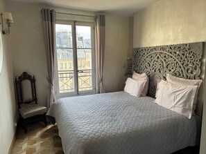 2 bedrooms, in-room safe, desk, iron/ironing board