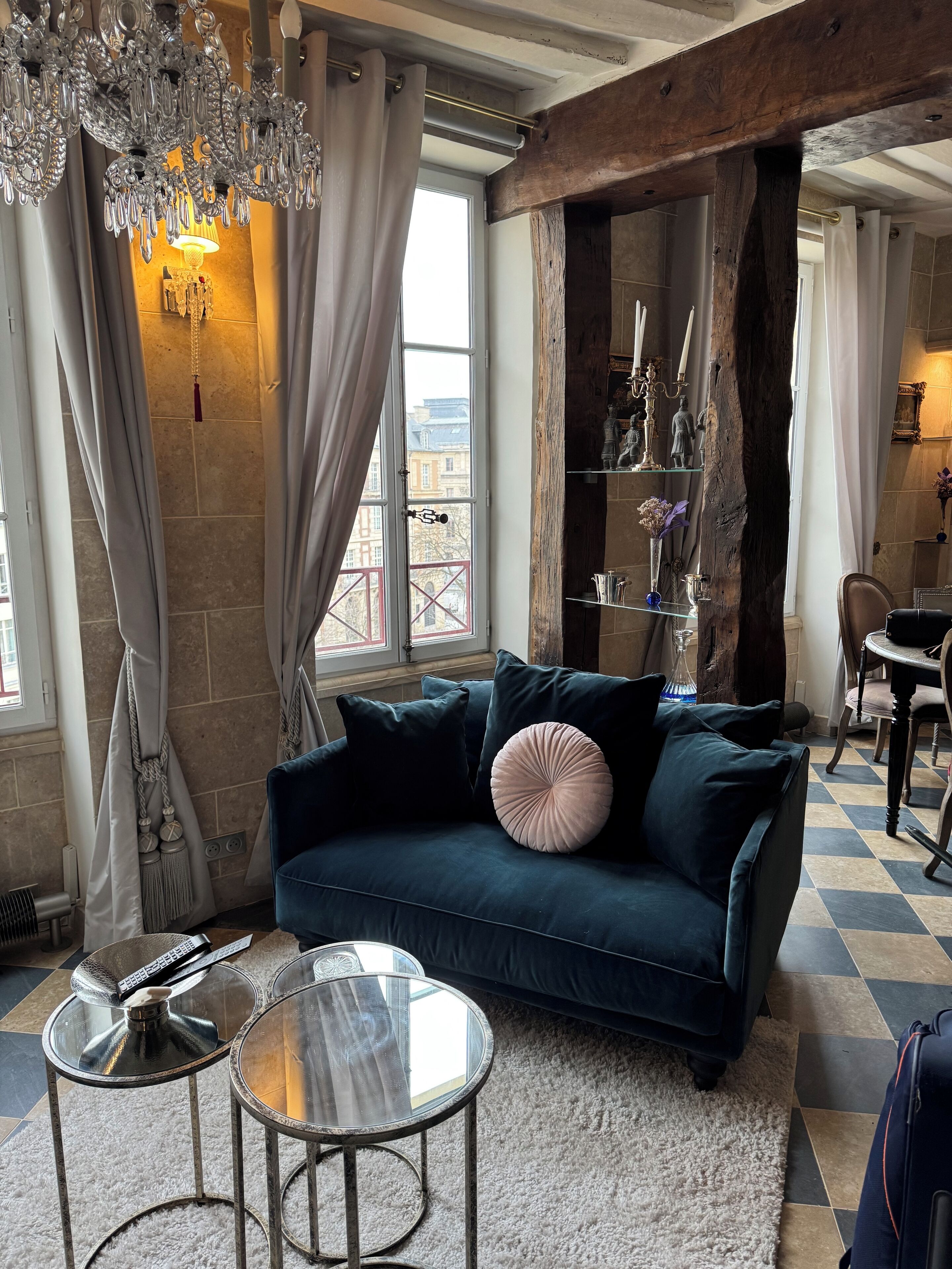 Smart-TV, peis, bøker og musikkbibliotek