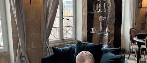 Smart TV, chimenea, libros, biblioteca de música