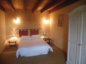 4 habitaciones, tabla de planchar con plancha y cuna de viaje