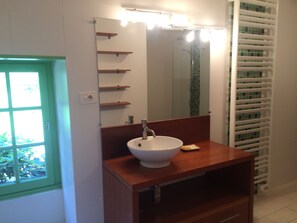 Een douche, een haardroger, handdoeken, zeep