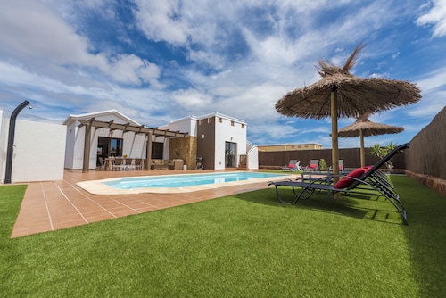 Luxuriöse Villa mit 4 Schlafzimmern, Pool, WLAN und Klimaanlage