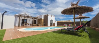 Luxury 4-Bedroom Villa with Pool, Wi-Fi and Air Conditioning