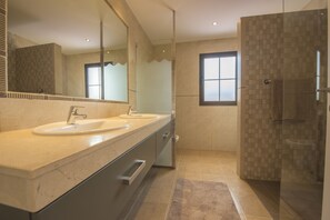 Douche, sèche-cheveux, bidet, serviettes fournies