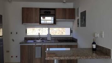 Microondas, horno, parrilla de estufa y cafetera y tetera