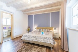4 bedrooms, in-room safe, desk, iron/ironing board