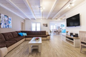 Smart-TV, DVD-spiller, bordtennis og stereoanlegg