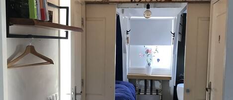 2 chambres, coffres-forts dans les chambres, fer et planche à repasser