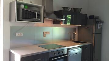 Réfrigérateur, micro-ondes, four, plaque de cuisson