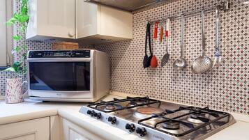 Geladeira, micro-ondas, fogão, cooktop