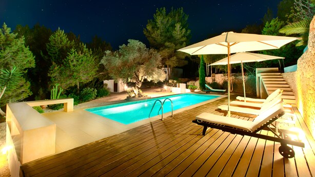A wooden deck with a swimming pool, lounge chairs, and umbrellas. - New and modern House with pool in San Jose, 2 people (IBIZA)