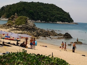 Beach nearby, sun loungers, beach towels