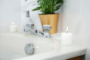 Combined shower/bathtub