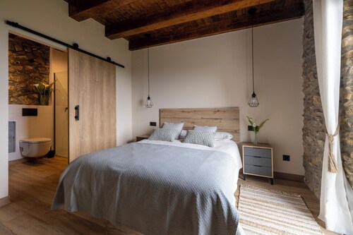 This rural apartment has 65m2, 3 bedrooms and 2 bathrooms, in addition to the kitchen-living room.