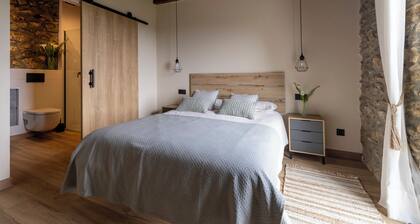 This rural apartment has 65m2, 3 bedrooms and 2 bathrooms, in addition to the kitchen-living room.