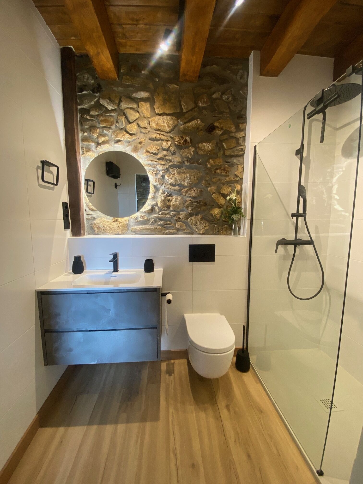 تجهيزات دش، مجففات شعر، مناشف، صابون