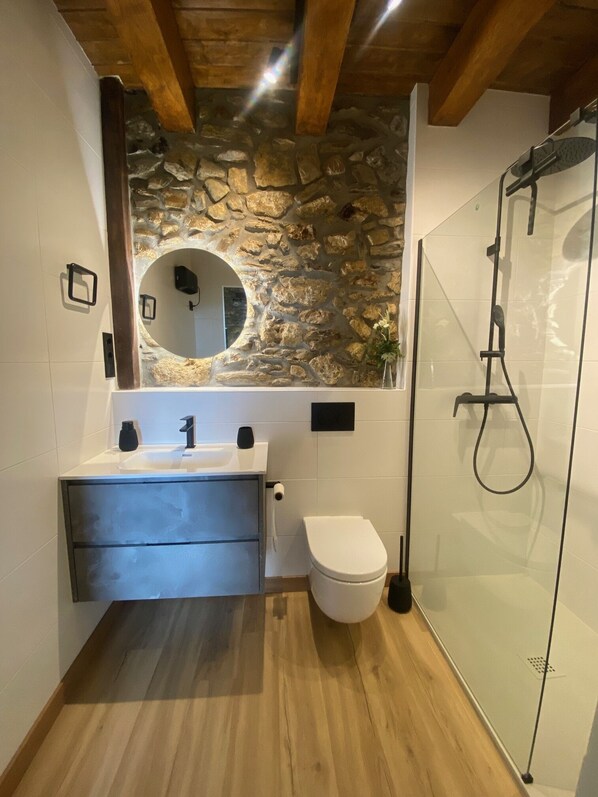 Suihku, hiustenkuivaaja, pyyhkeet, saippua