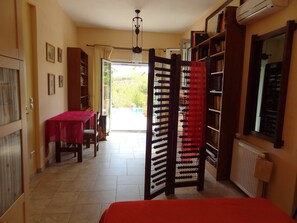 4 bedrooms, desk, iron/ironing board, travel cot - Pepy's Villa - Private & luxurious, with Swimming pool, near several beaches (Lavrio)