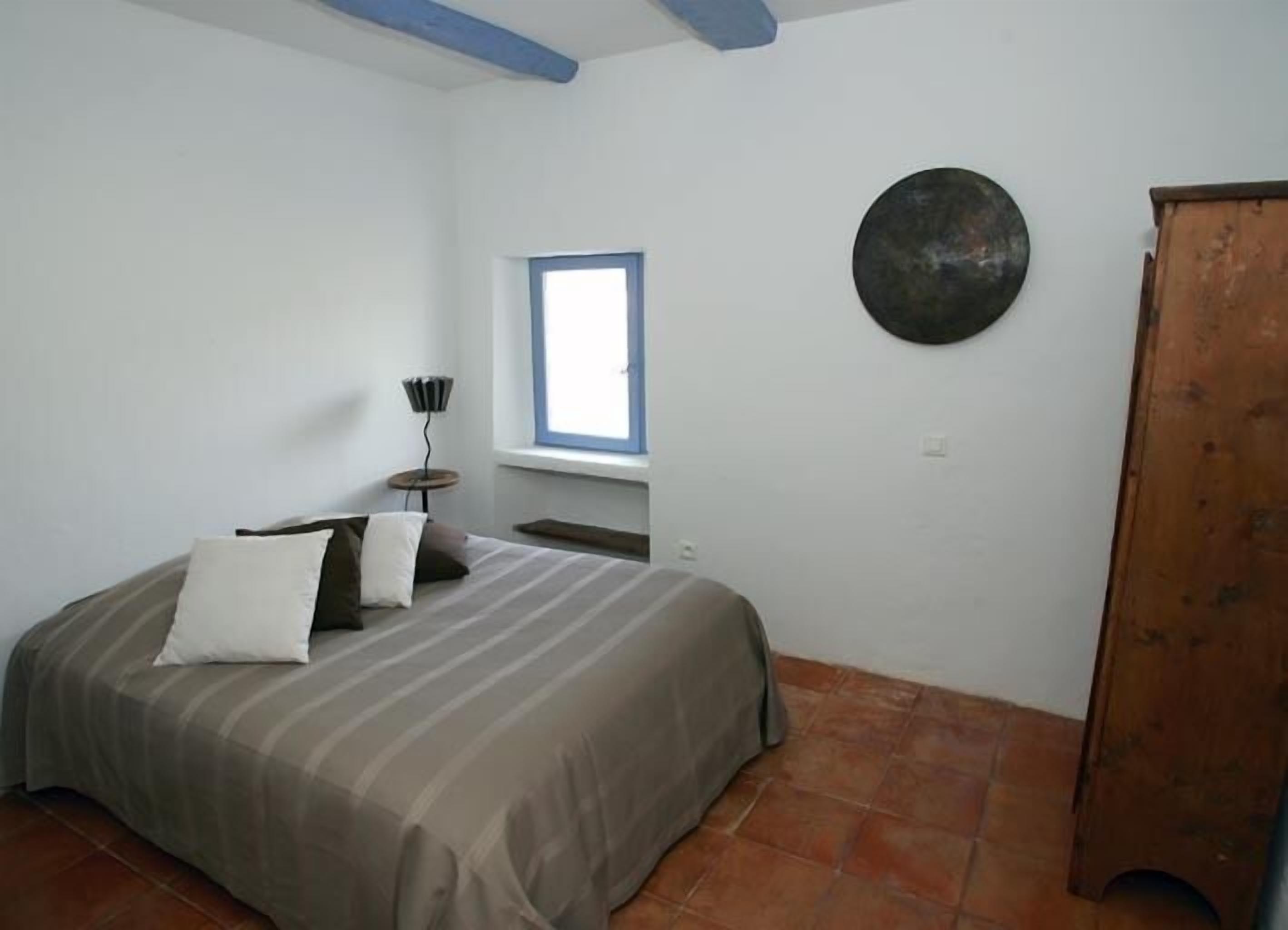 3 bedrooms, desk, iron/ironing board, travel crib