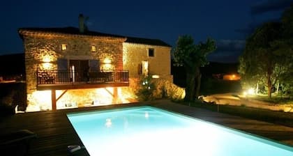 SUPERBE GITE  EN PIERRE AVEC PISCINE, PROCHE DU CENTRE DE VALLON PONT D'ARC