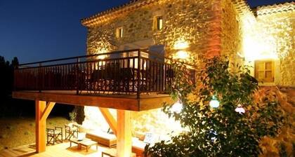 SUPERBE GITE EN PIERRE CLIMATISĂ AVEC PISCINE CHAUFFĂE, PROCHE CENTRE DE VALLON