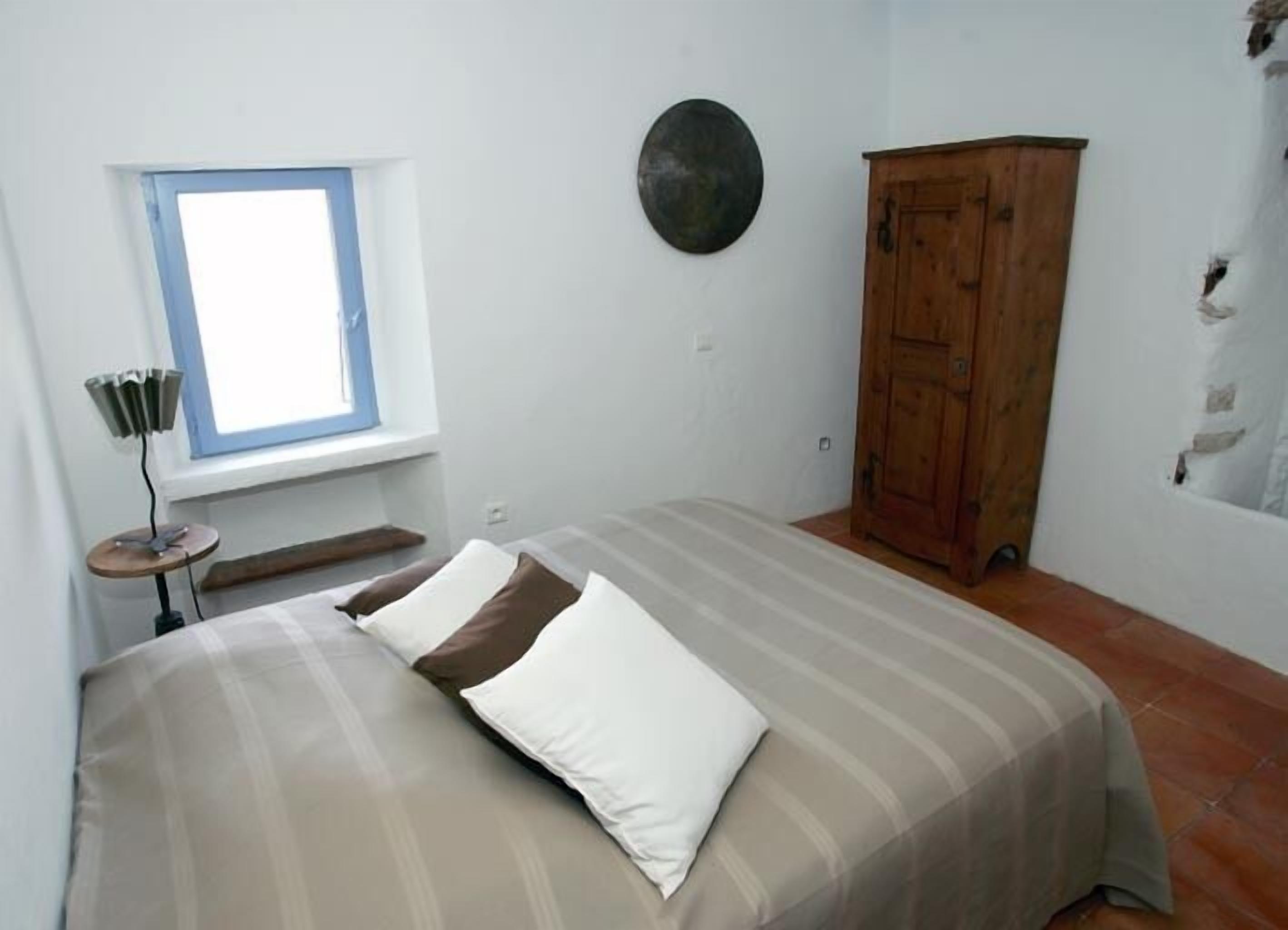 3 chambres, bureau, fer et planche à repasser, lit parapluie