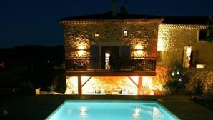 A stone building with a swimming pool in front. - SUPERB AIR-CONDITIONED STONE GITE, HEATED SWIMMING POOL, NEAR THE VALLON CENTER (Vallon-Pont-D'arc)