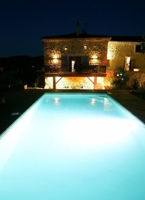 Una piscina al aire libre, una piscina climatizada