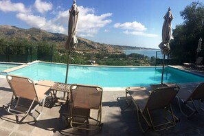 Utendørsbasseng og solsenger