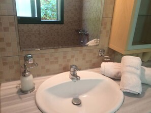 Combined shower/bathtub, hair dryer, towels, toilet paper - A very private family Villa, Infinity Pool, WiFi, A/C. Amazing views .  (Eleio-pronoi)