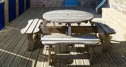 Sea Views, Sauna, Jacuzzi Bath, Decking, BBQ, Summer House, Perfect!