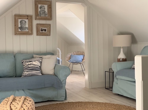 Sea Views, Sauna, Jacuzzi Bath, Decking, BBQ, Summer House, Perfect!