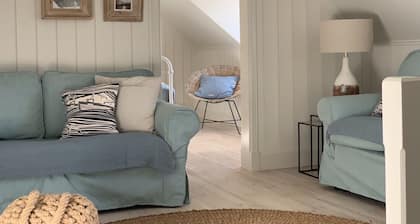 Sea Views, Sauna, Jacuzzi Bath, Decking, BBQ, Summer House, Perfect!