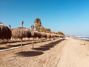 Ranta lähistöllä, aurinkotuoleja