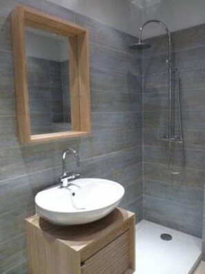 Shower, hair dryer, towels, soap - Chic studio with terrace and beautiful view of the port, 100m from the beach, parking available (Nice)