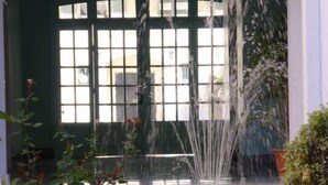 A fountain in a courtyard with a building in the background. - Chic studio with terrace and beautiful view of the port, 100m from the beach, parking available (Nice)