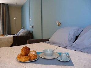 In-room safe, iron/ironing board, free WiFi, bed sheets - Chic studio with terrace and beautiful view of the port, 100m from the beach, parking available (Nice)