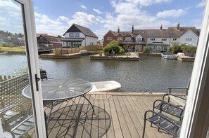 Outdoor dining - 3 Bedroom Swan Cottage In Wroxham, Norfolk, Norfolk Broads, England (Wroxham)