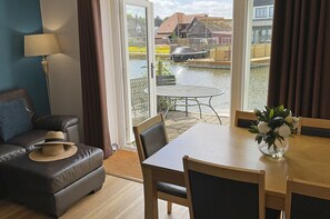 Smart TV, DVD player, stereo - 3 Bedroom Swan Cottage  In Wroxham, Norfolk, Norfolk Broads, England  (Wroxham)