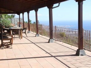 تناول الطعام بالخارج