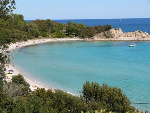 Plage à proximité, chaises longues