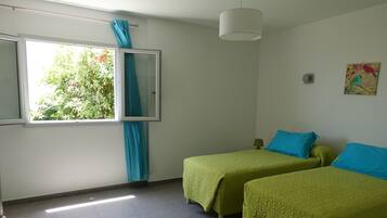 4 bedrooms, iron/ironing board, WiFi, bed sheets