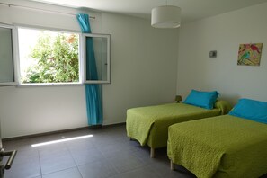 4 habitaciones, tabla de planchar con plancha, wifi y ropa de cama 